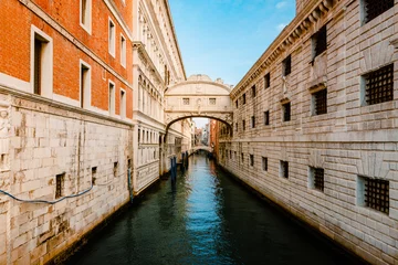 Cercles muraux Pont des Soupirs Famous Bridge of Sighs (Ponte dei Sospiri) in Baroque style and built of Istrian Stone
