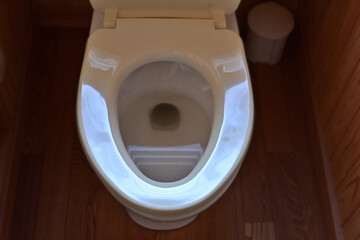 正面から見た便器と便座