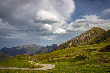 paysage et ciel d'automne dans les Pyrénées