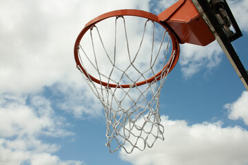 basketball hoop with its net under a blue sky
