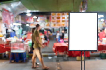Obraz premium Empty poster frame template set in blur, walking market people.