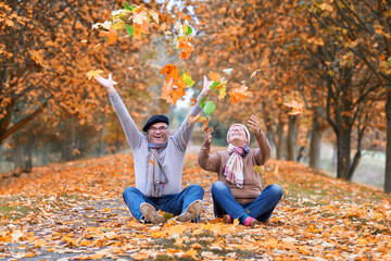 Senioren glücklich im Herbst - obrazy, fototapety, plakaty