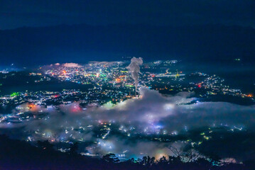 煙たなびく工場夜景と雲海　美の山公園展望台