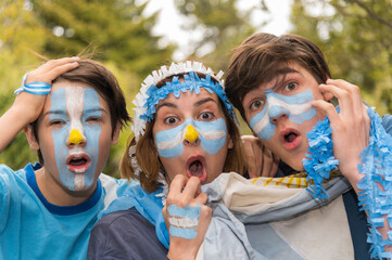 Madre e hijos maquillados con los colores del equipo Argentino de futbol, listos para alentar al seleccionado en cada partido.  © buenaventura13