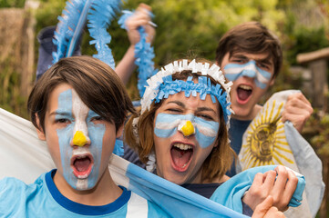Familia maquillada con los colores del equipo Argentino gritando el gol.  © buenaventura13