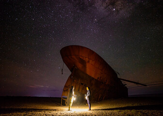 Schiffswrack bei Nacht. Astrofotografie.