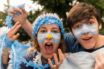 Fanáticos del futbol argentino pintados alentando al seleccionado en el mundial. © buenaventura13