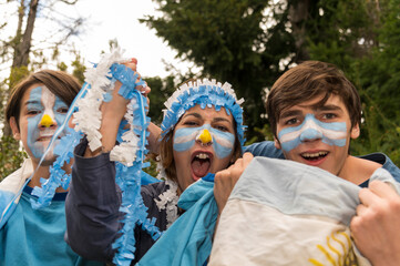Fanáticos del futbol argentino pintados alentando al seleccionado en el mundial.