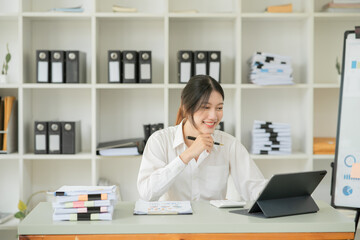 Obraz na płótnie Canvas Asian businesswoman chatting with customers via laptop online.