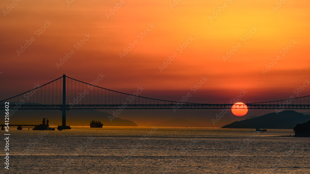 Wall mural 香川県・夕景の瀬戸大橋