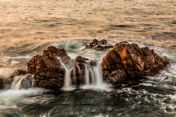 Obraz premium waterfall into the sea