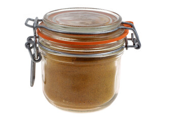 Bocal de colombo en gros plan sur fond blanc