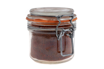 Bocal de tandoori en gros plan sur fond blanc