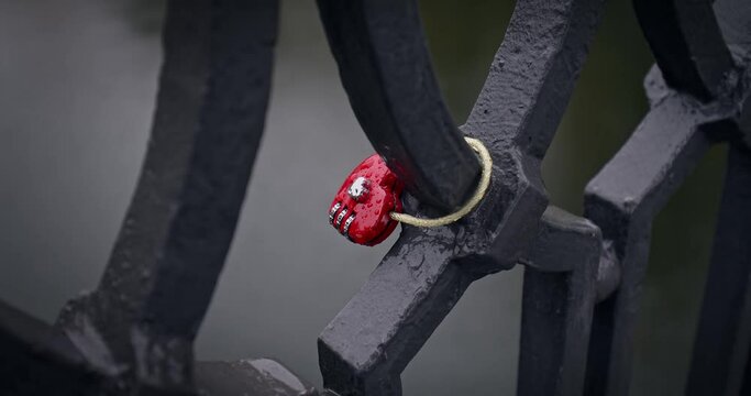 Rotes Liebesschloss-Vorh&auml;ngeschloss auf der Br&uuml;cke