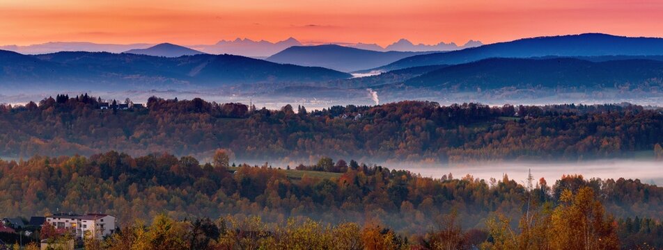 Panorama Tatr widziane z Mogilan jesienią