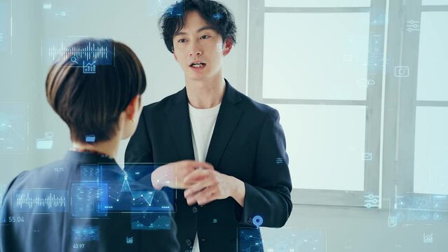 会議するビジネスパーソンとデジタルデータイメージ