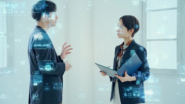 会議するビジネスパーソンとデジタルデータイメージ