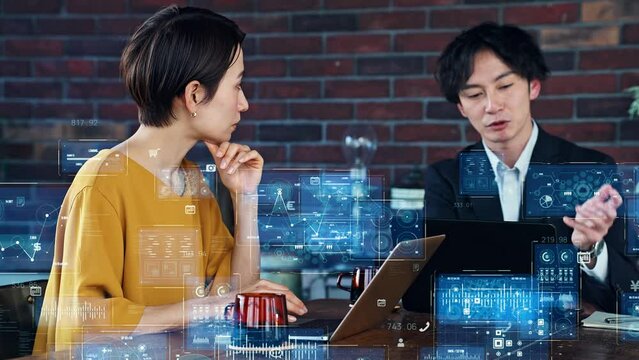 会議するビジネスパーソンとデジタルデータイメージ