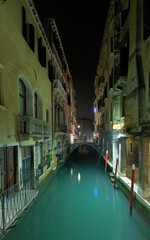 Fototapeta na wymiar In den Kanälen Venedigs bei Nacht