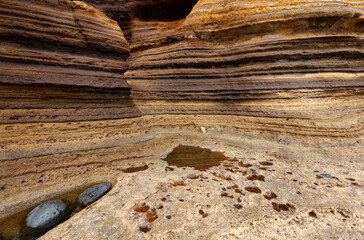 Pofalowane i zwietrzałe powierzchnie skały zastygłej lawy.