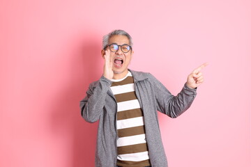 Obraz premium Asian Man on Pink