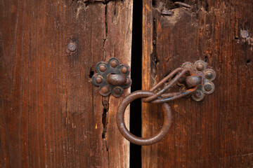 The shape of the traditional Korean door handle is original and beautiful
The lock is open.