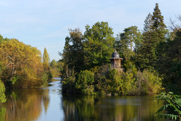 Obraz premium Kiosk of the Emperor in the lower lake of the Bois de Boulogne