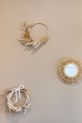 Un mur avec des décorations de miroir et fleurs séchés, décoration bohème chique