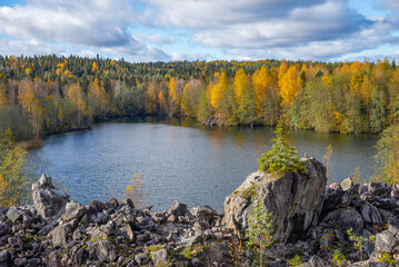 An old quarry on the shore of the lake. Karelia - obrazy, fototapety, plakaty