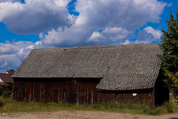 Stara drewniana stodoła na wsi