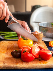 cortando tomate orgánico