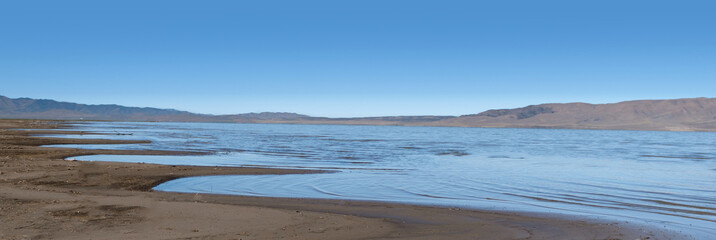 Utah lake with mountains in background 