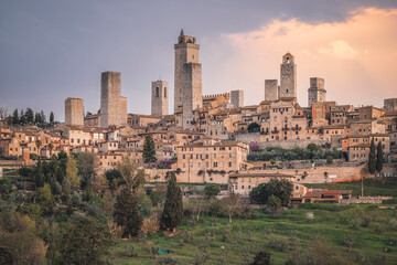 Fototapeta na wymiar Entorno del pueblo de San Gimignano típico de la Toscana Italiana.