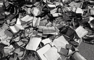 desolante immagine di atto vandalico di bruciatura libri per strada - obrazy, fototapety, plakaty