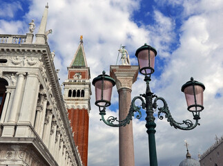 Fototapeta na wymiar famosi simboli veneziani contro il cielo nuvoloso
