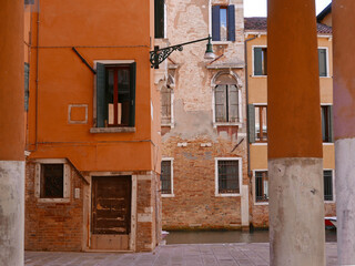 Fototapeta na wymiar scenica vista degli edifici sopra i canali a venezia in italia