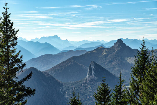 Blick vom Setzberg hin&uuml;ber zum Leonhardstein. Im Hintergrund sieht man die Zugspitze.