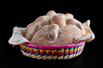 Celebración de día de muertos en México con pan de muerto con calaveras y flor de cempasúchil