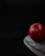 czerwone jabłko na drewnianej desce
