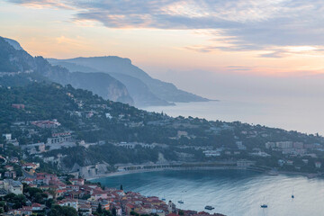 Obraz premium Panorama en bord de mer sur la Côte d'Azur dans les leurs du coucher de soleil