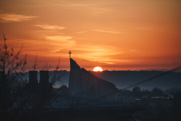 Fototapeta na wymiar Wschód słońca nad kościołem, zachód słońca nad kościołem