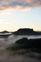 Lilienstein Sandstein Felsen Berg in der Sächsischen Schweiz zum Sonnenaufgang im Herbst mit Nebel über dem Fluss Elbe