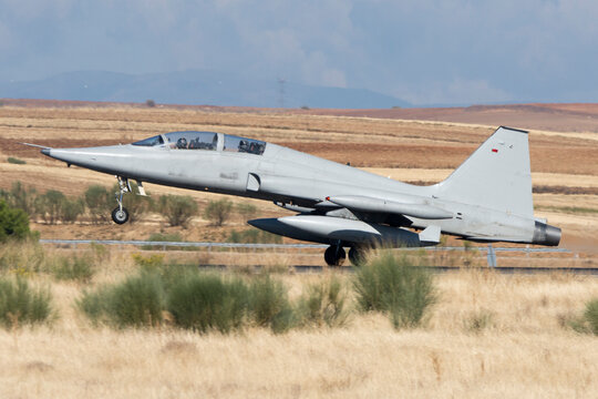Avi&oacute;n de combate biplaza aterrizando F-5