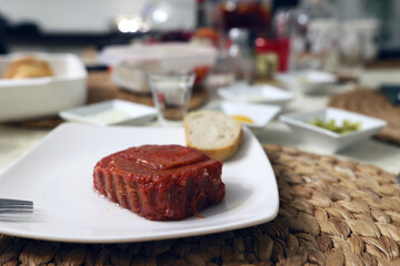 Tradycyjne jedzenie surowe mięso na talerzu i kieliszek wódki. - obrazy, fototapety, plakaty