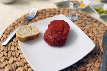 Tradycyjne jedzenie surowe mięso na talerzu i kieliszek wódki.