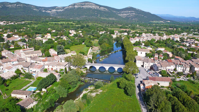 Photo a&eacute;rienne Quissac, ville,  Gard, tourisme Occitanie, environnement bassin versant Vidourle,  C&eacute;vennes, ressource en eau Sud de la France