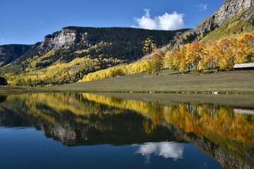 Naklejka premium Lake reflection along the Million Dollar Highway, Colorado in vibrant fall color