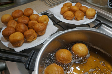 pączki, ciasto drożdżowe, pieczenie, domowe, talerz, kuchnia, tłusty czwartek, garnek,...