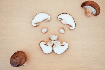 フローリングに椎茸で作った髭を付けた機嫌のよいおじいさんの顔