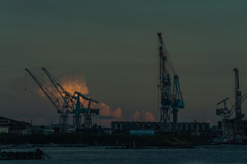 Obraz premium 造船所と夕日